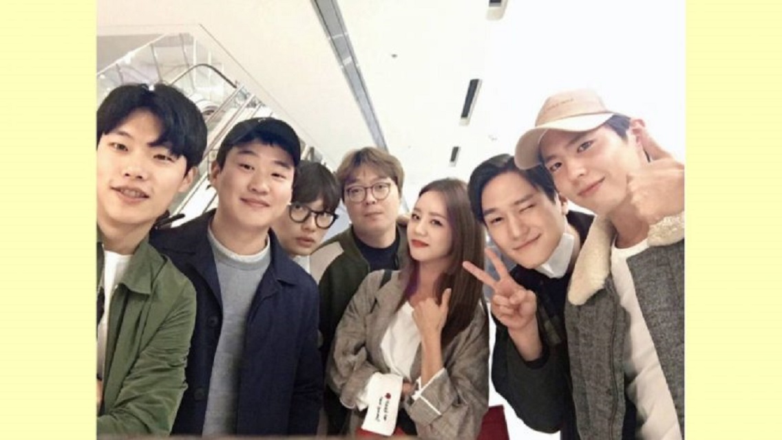 Hyeri Shares a Cute Reunion Photo Taken with Park Bo Gum