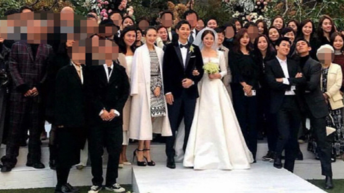 Group Photo of Song Joong Ki and Song Hye Kyo's Wedding .. “Yoo Ah In Made  A Funny Pose” – CastKo